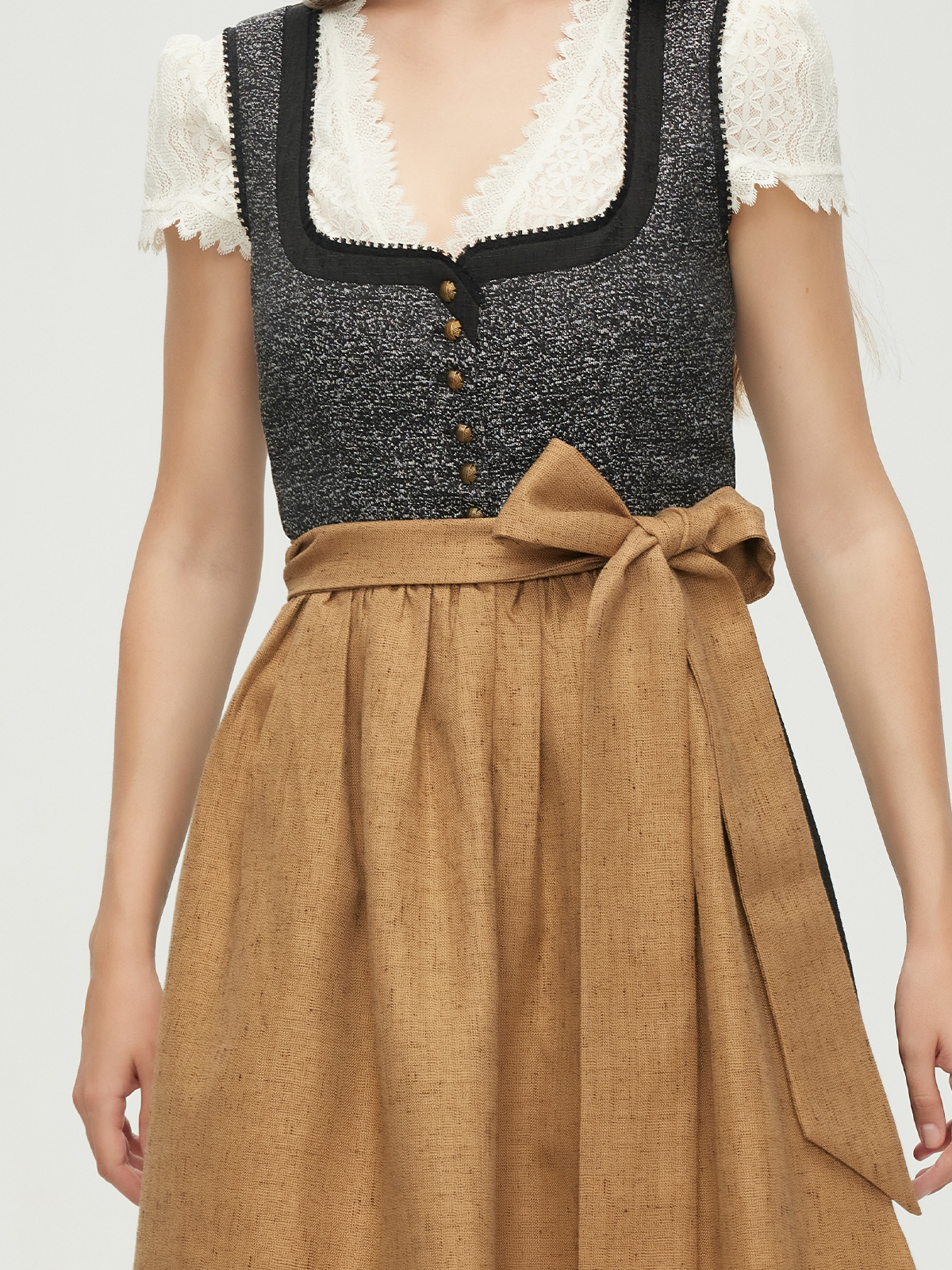 Modernes Dirndl in braun gold – perfekt für den Stadtlook