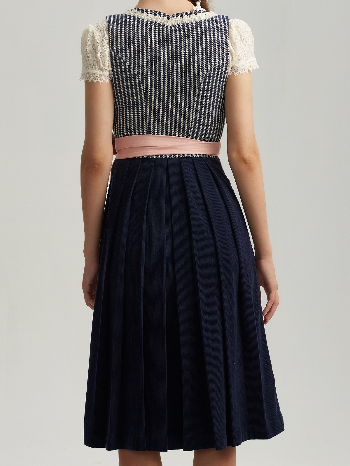 Dirndl mit blauem Mieder – Eleganz und Tradition vereint