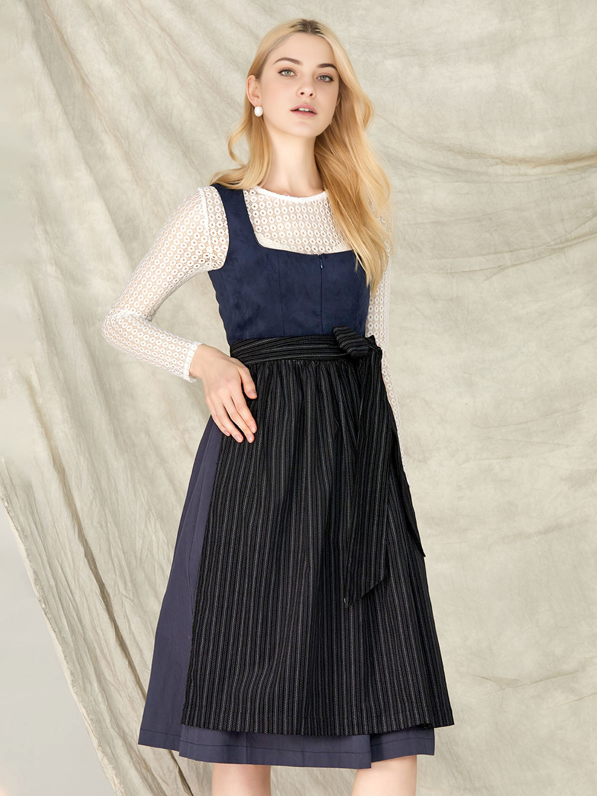 Dirndl in Blau mit traditionellen Elementen und modernem Schnitt