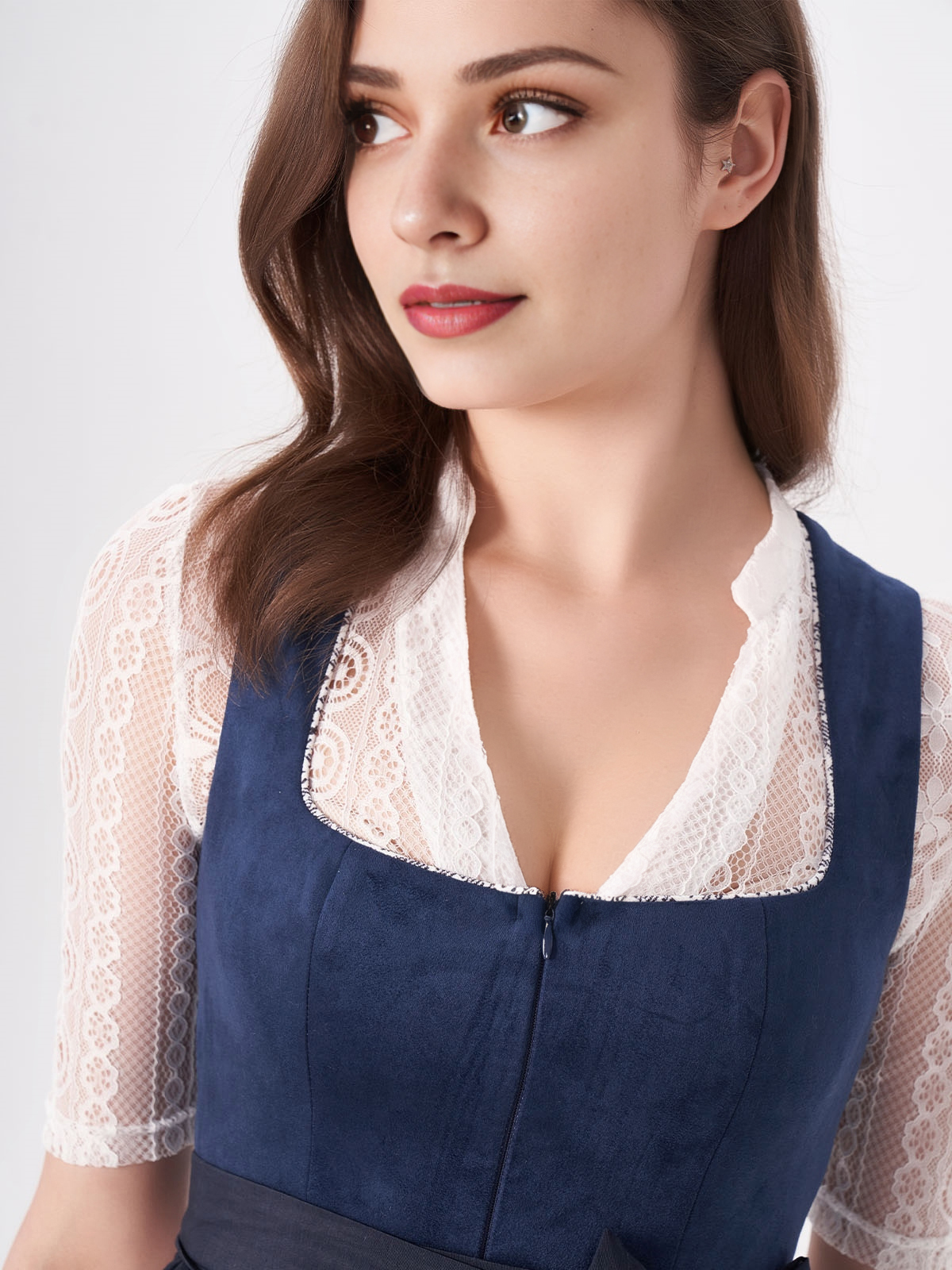 Dirndl in Blau mit Spitzenbluse