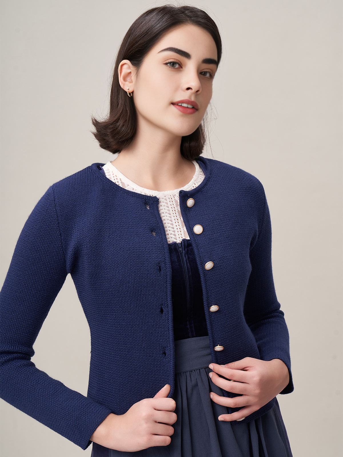 Dirndl violett mit eleganter Schnürung