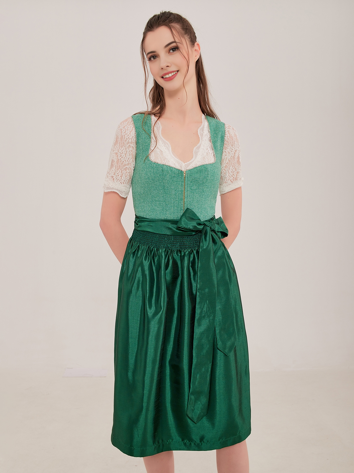 Blaues Dirndl mit modernem Schnitt