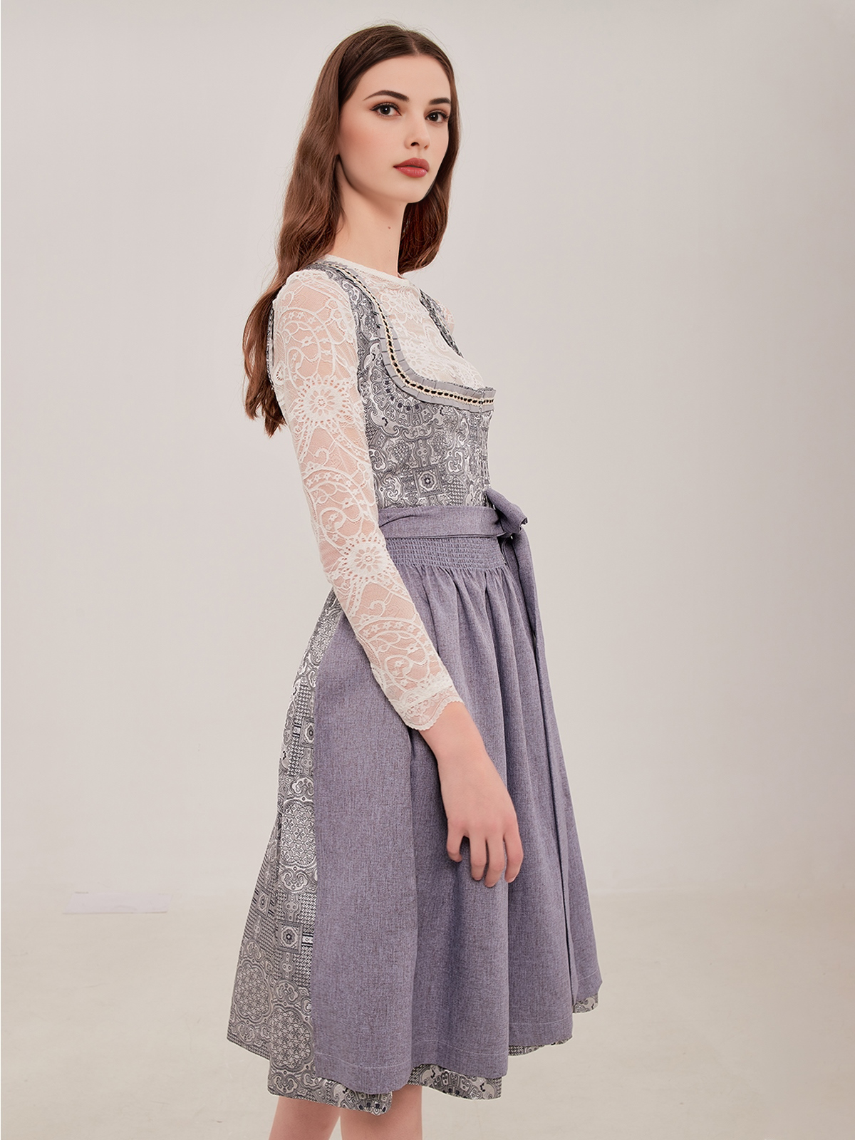 Dirndl in Grau – perfekt für jede Figur
