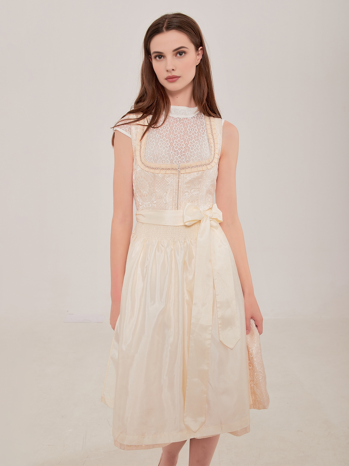 Modernes Samt Dirndl Beige in urbanem Setting