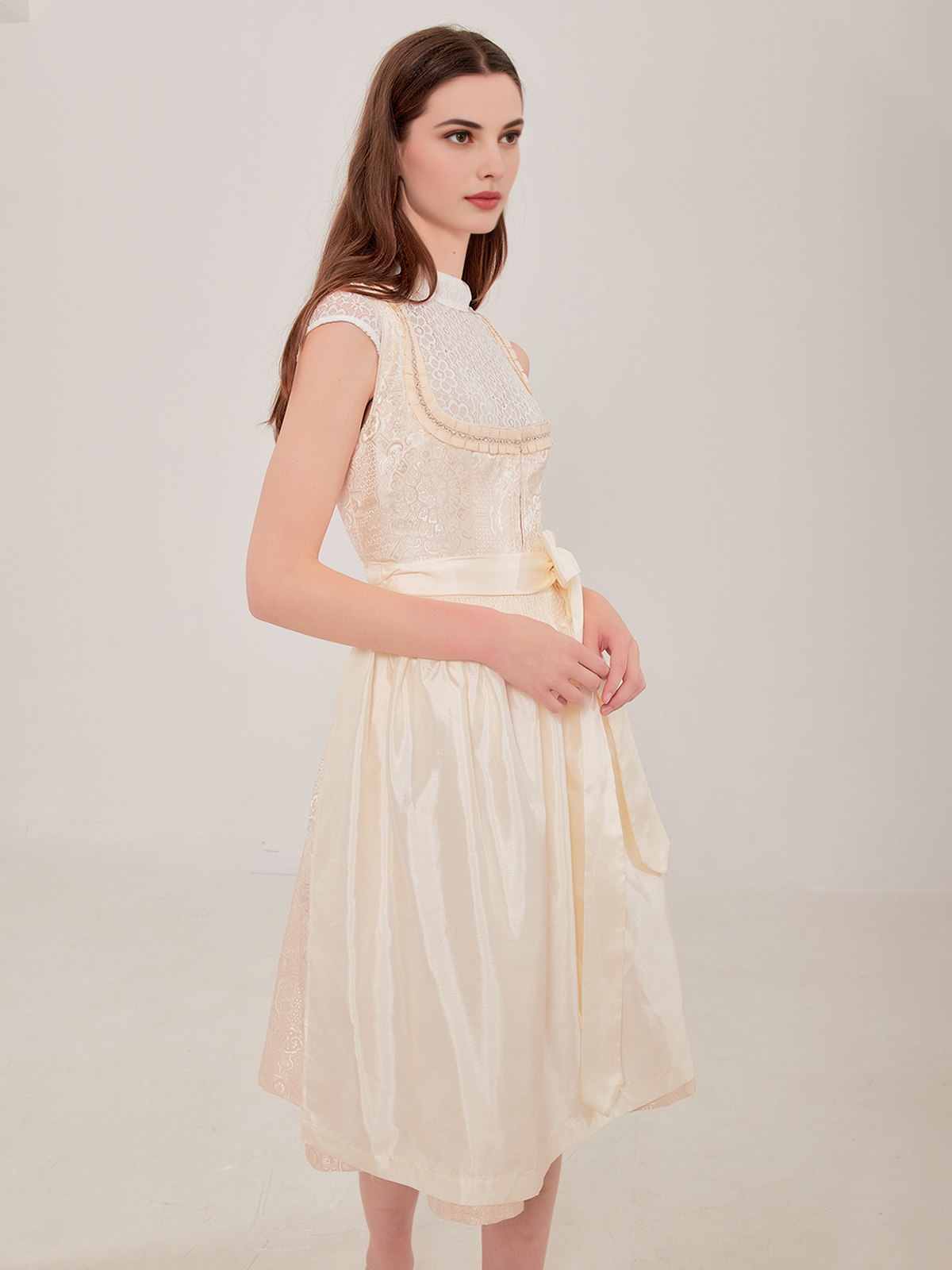 Ein elegantes weißes Dirndl mit grünen Akzenten