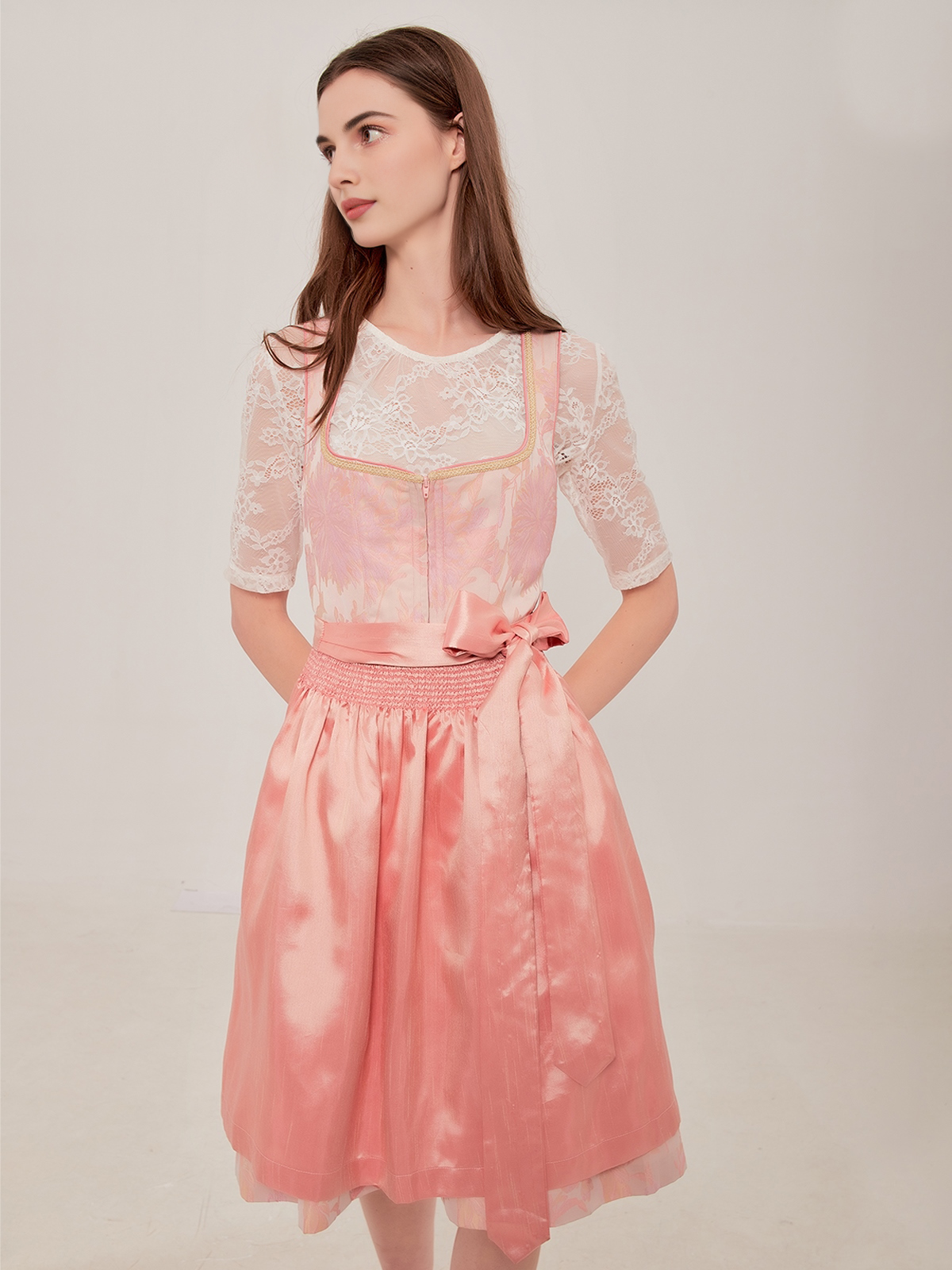 Rosa Dirndl – feminin und stilvoll