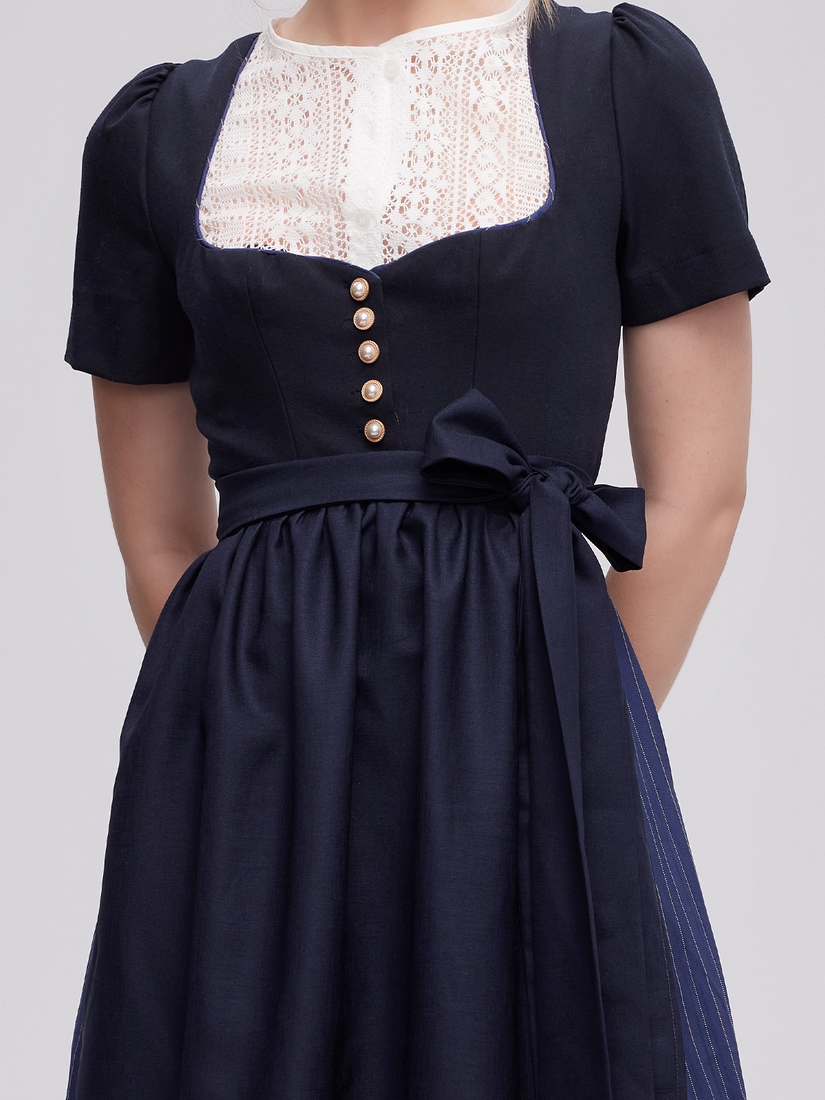 Dirndlbluse in Blau mit schwarzer Schürze