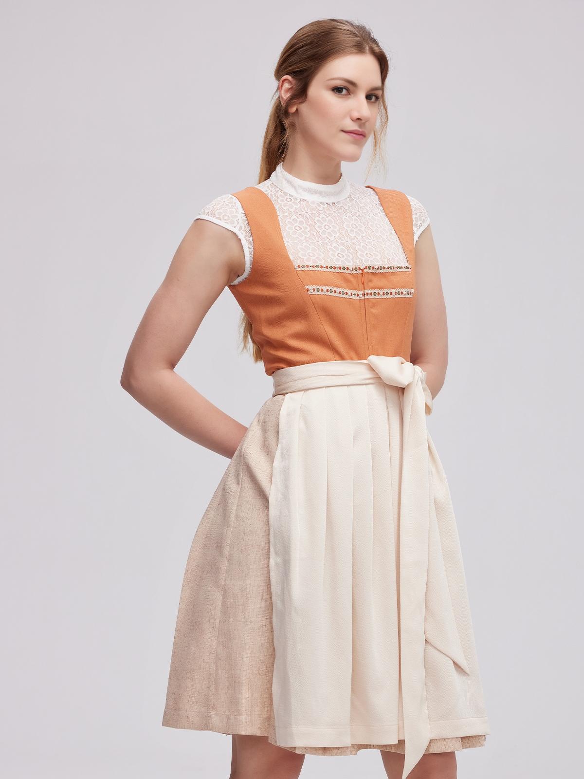 Dirndl mit eleganter Bluse