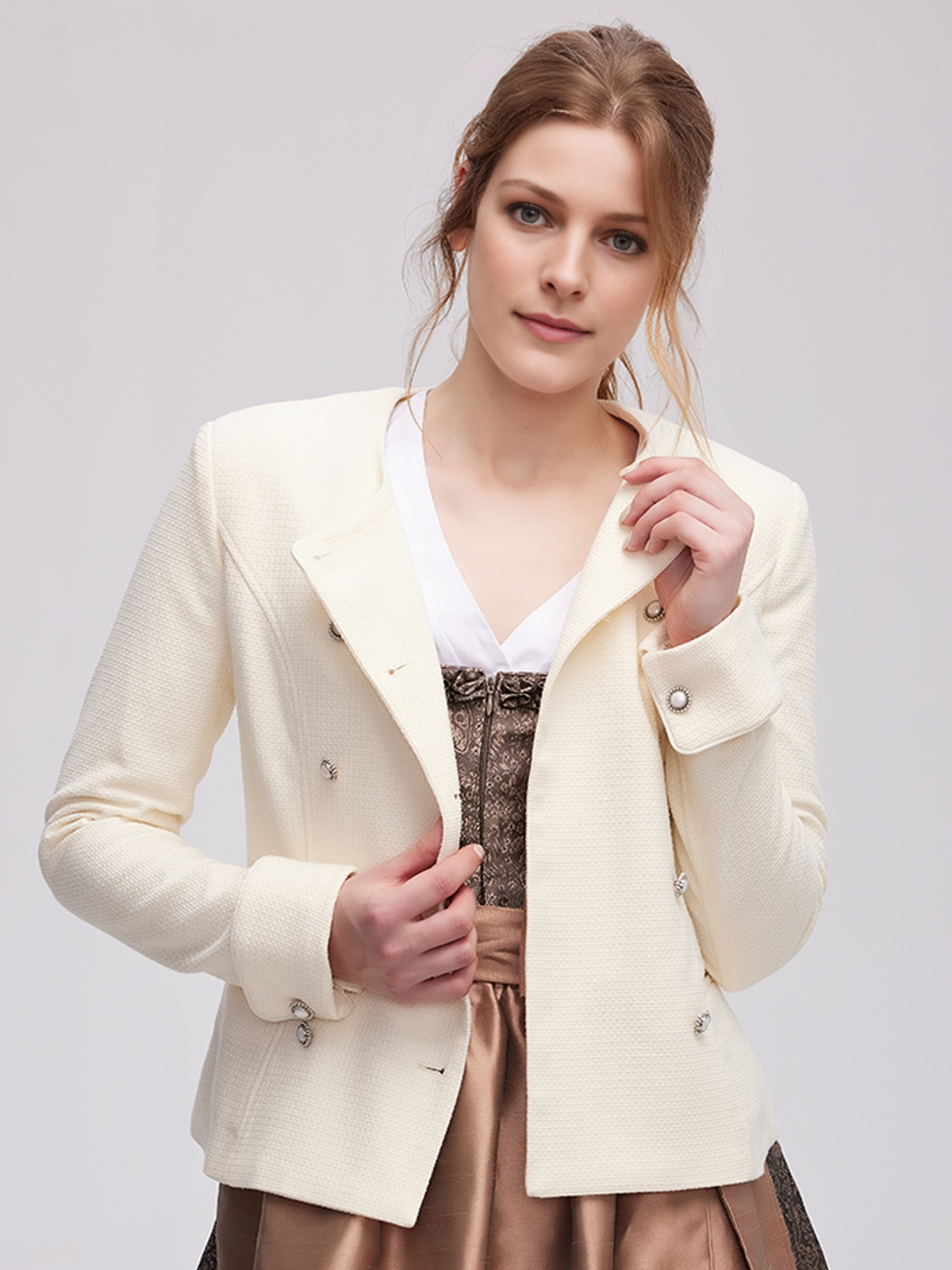 Traditionelles rotes Dirndl mit weißer Bluse