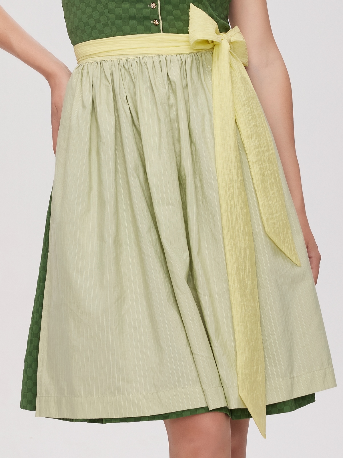 Schwarzes Dirndl mit grüner Schürze