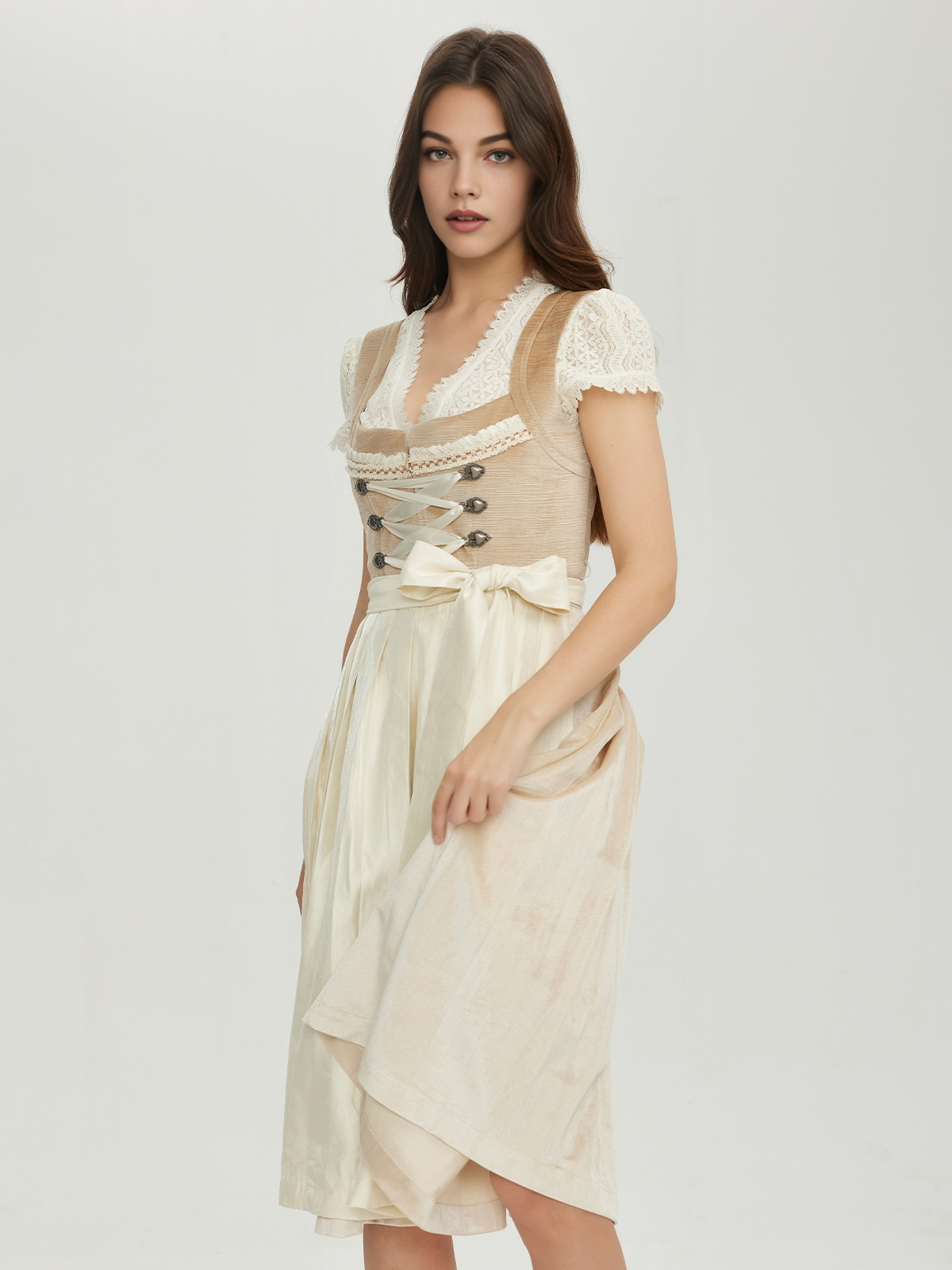 Ein dunkelrotes Dirndl mit feinen Stickereien und einer schmeichelhaften Silhouette.