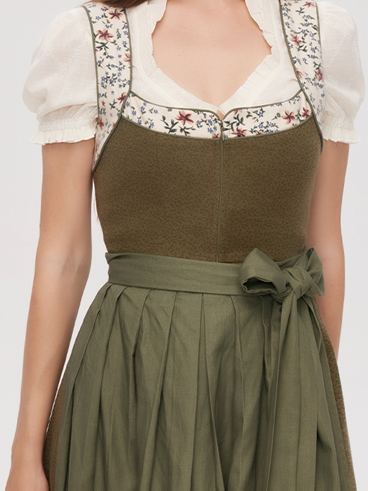 Dirndl mit geradem Ausschnitt in Grün