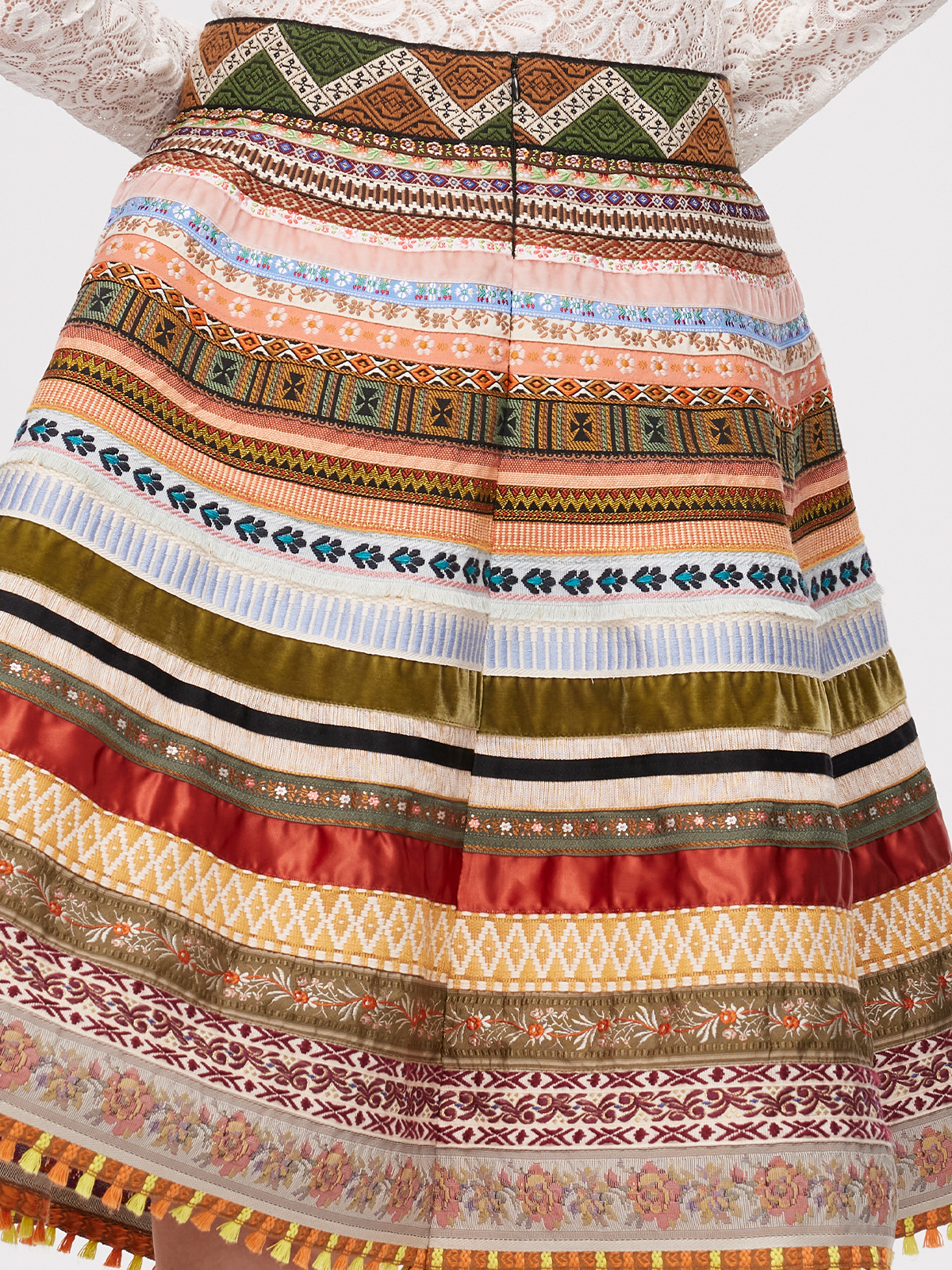 Modernes braunes Dirndl mit floralen Details