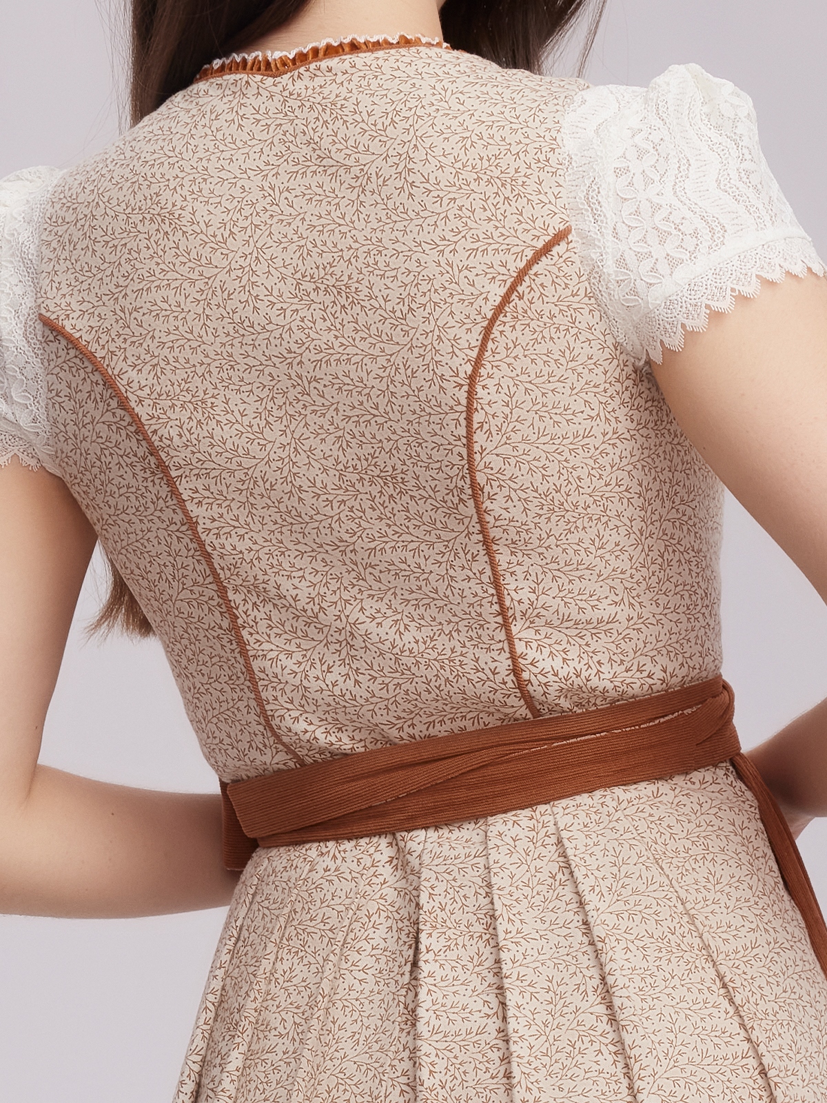 Dirndl in Braun mit schwarzer Langarmbluse